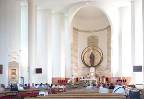 Pokaż zdjęcie: Msza święta w kościele pod wezwaniem św.Brata Alberta. Jasne, przestronne wnętrze kościoła.