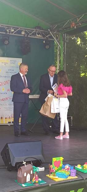 Pokaż zdjęcie: Wręczanie nagród' od lewej: świętokrzyski kurator oświaty - K. Mądzik i dyrektor Oddziału Świętokrzyskiego PFRON - A. Michalski