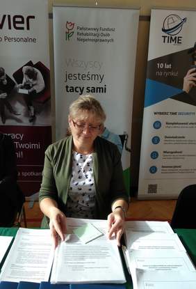 Pokaż zdjęcie: Stanowisko informacyjne PFRON