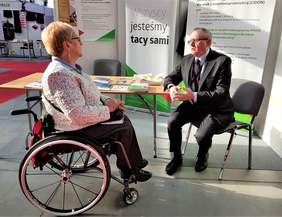 Pokaż zdjęcie: Porad udzielał także dyrektor Oddziału Świętokrzyskiego PFRON 