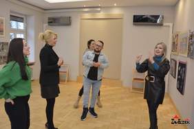 Pokaż zdjęcie: Kurator wystawy Barbara Żelazna opowiada o pracach osób niepełnosprawnych