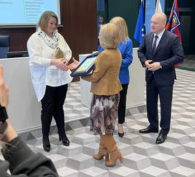 Pokaż zdjęcie: Wręczenie honorowego tytułu przez Prezydenta Miasta Szczecin - Piotra Krzystka