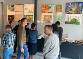 Pokaż zdjęcie: Goście oglądający prace z kategorii "Fotografia"