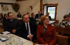 Pokaż zdjęcie: Od lewej: ks. dr Marcin Kokoszka, Antoni Koszyk, wicestarosta sądecki, dyrektor Marta Mordarska