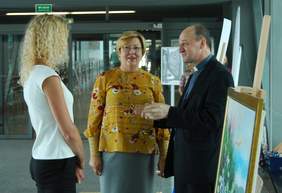 Pokaż zdjęcie: Od lewej: Dyrektor Monika Kolasa, Dyrektor Marta Mordarska oraz Ks. dr Franciszek Ślusarczyk