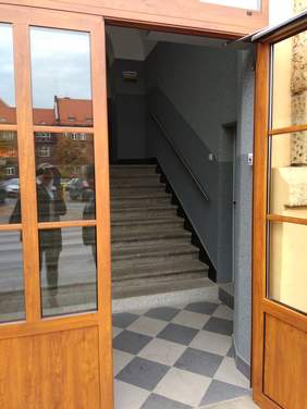 Pokaż zdjęcie: Strefa wejściowa do budynku