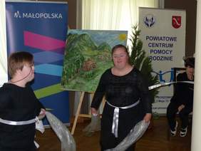 Pokaż zdjęcie: Występy artystyczne podczas gali podsumowującej Małopolskie Dni Osób Niepełnosprawnych w Proszowicach