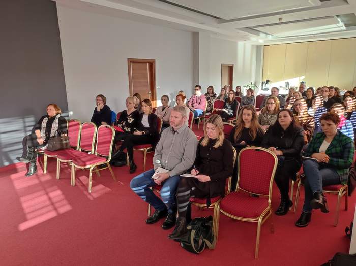 Na sali konferencyjną siedzi około 40 osób i słucha prowadzących spotkanie