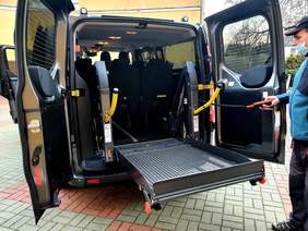 Pokaż zdjęcie: Fotografia przedstawiająca sprzęt z tyłu auta do przewozu osób na wózkach inwalidzkich