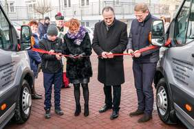 Uroczystość przekazania i poświęcenia nowych busów dla PSONI w Jarosławiu