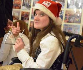 Uczestniczka obchodów jubileuszu w czapce Mikołaja