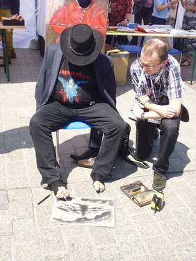 Pokaż zdjęcie: Artysta Stanisław Kmiecik - Inauguracja Tygodnia Osób z Niepełnosprawnością "Kocham Kraków z Wzajemnością" na Rynku Głównym w Krakowie