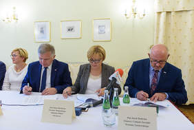 Pokaż zdjęcie: Podpisanie umowy w ramach "Programu wyrównywania różnic między regionami III"