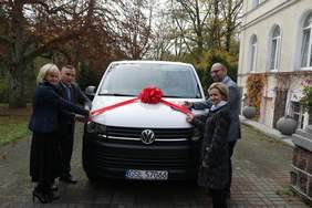 Pokaż zdjęcie: Starosta Słupski - Paweł Lisowski, Dyrektor Powiatowego Centrum Pomocy Rodzinie w Słupsku - Urszula Dąbrowska, Dyrektor Domu Pomocy Społecznej w Machowinie - Ewa Młynarczyk oraz Dyrektor Oddziału Pomorskiego PFRON – Dariusz Majorek.