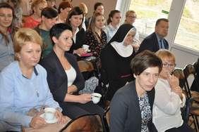 Pokaż zdjęcie: Anna Skupień, dyrektor Oddziału Wielkopolskiego PFRON z uczestnikami konferencji w Łopiennie