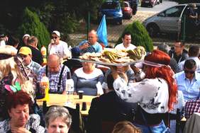 Pokaż zdjęcie: Uczestnicy imprezy integrującej osoby niepełnosprawne pn.: „Pożegnanie Lata w Muzycznych Klimatach”