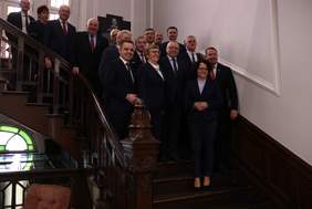 Pokaż zdjęcie: Pamiątkowe zdjęcie uczestników spotkania