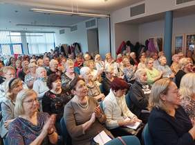 Pokaż zdjęcie: Widzimy siedzących uczestników spotkania w auli Oddziału ZUS