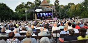 Pokaż zdjęcie: Livznie zgromadzona widownia słucha koncertu