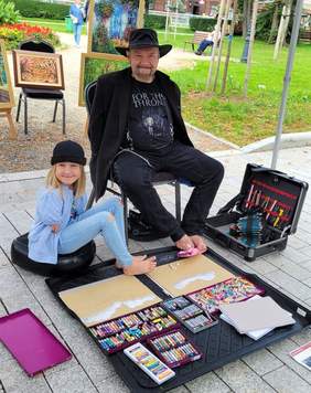 Pokaż zdjęcie: Martynka Gruca oraz Stanisław Kmiecik artyści podczas pokazu malowania nogami w Krynicy-Zdroju