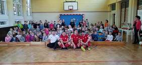 Pokaż zdjęcie: Krakowscy piłkarze z klubu Tyniecka Nie Widzę Przeszkód oraz dzieci i młodzież podczas wizyty w Szkole Podstawowej z Oddziałami Integracyjnymi nr 12 im. Janusza Korczaka w Krakowie