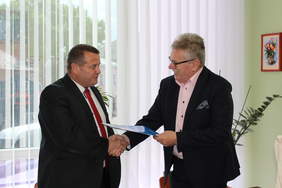 Pokaż zdjęcie: Grzegorz Pyrzyna Starosta Janowski, Jerzy Dębski Dyrektor Oddziału Lubelskiego PFRON