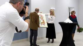 Dyrektor włocławskiego ZAZu - Adam Turek - przyjmuje prezent od członka Zarządu Województwa Kujawsko-Pomorskiego - Anety Jędrzejewskiej