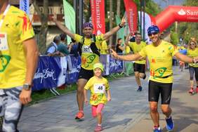 Pokaż zdjęcie: Zawodnicy podczas biegu (fot. Paweł Dutka)