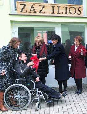 Pokaż zdjęcie: Symboliczne przecięcie wstęgi podczas otwarcia ZAZ-u w Gładyszowie