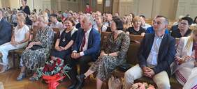Zaproszeni goście, członkowei jury siedzą na widowni