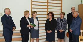 Pokaż zdjęcie: Umowy na realizację zadań zlecanych podpisywane przez Martę Mordarską, dyrektor Małopolskiego Oddziału PFRON  z przedstawicielami organizacji pozarządowych z terenu sądecczyzny.