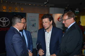 Pokaż zdjęcie: od lewej Margulan Baimukhan, Ambasador Kazachstanu w Polsce,Łukasz Szeliga, Prezes Polskiego Komitetu Paraolimpijskiego oraz Tomasz Maruszewski, Zastępca Prezesa Zarządu PFRON ds. Finansowych