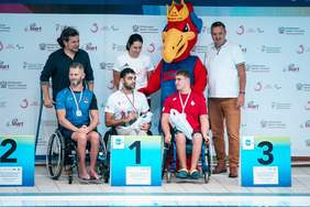 Pokaż zdjęcie: Zwycięzcy odbierają medale 