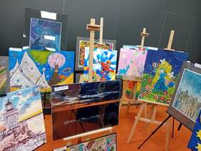 Zestaw prac, wyeksponowanych na sztalugach