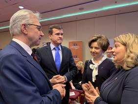 Pokaż zdjęcie: Od lewej: Krzysztof Michałkiewicz, Pełnomocnik Rządu ds. Osób Niepełnosprawnych, Witold Bańka, Minister Sportu i Turystyki, Marlena Maląg, Prezes Zarządu PFRON, Joanna Styczeń-Lasocka, Dyrektor Generalny Olimpiad Specjalnych Polska