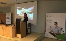 Pokaż zdjęcie: Wystąpienie Jacka Kowalskiego, koordynatora wolontariatu w Wielkopolskiej Jednostce Wojewódzkiej Towarzystwa Pomocy Głuchoniewidomym