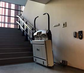 Pokaż zdjęcie: Ruchoma, elektryczna platforma na schody umożliwiająca korzystanie z biblioteki i szatni na poziomie „-1" w Collegium Da Vinci