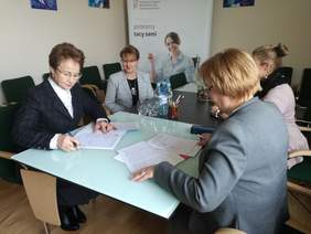 Pokaż zdjęcie: Maria Gubała, Starosta Powiatu Gorlickiego podczas podpisywania umowy na realizację Programu "Zajęcia Klubowe w WTZ"