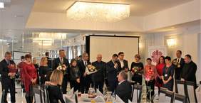 Pokaż zdjęcie: Zaproszeni goście składają gratulacje i wręczają kwiaty kierownictwu WTZ