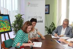 Pokaż zdjęcie: Podpisanie umowy przez Stowarzyszenie "Otwarta Dłoń"