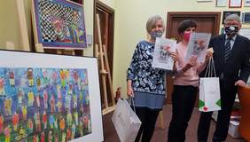 Pokaż zdjęcie: na zdjęciu: laureatki konkursu Monika Zamolska, Katarzyna Piątek oraz Władysław Skwarka - przedstawiciel Funduszu wręczający nagrody