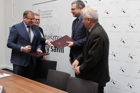 Pokaż zdjęcie: Przekazanie listu intencyjnego