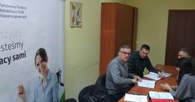 Pokaż zdjęcie: przedstawiciele Powiatowego Centrum Pomocy Rodzinie w Łowiczu oraz specjalista Oddziału Łódzkiego PFRON