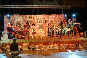 Pokaż zdjęcie: Występ wokalny