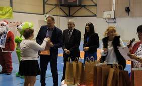 Pokaż zdjęcie: wręczenie nagród laureatom przez Prezydenta Miasta Radomska Jarosława Ferenca, Dyrektora Oddziału Łódzkiego PFRON Władysława Skwarki, Wice- dyrektor PSP nr 6 w Radomsku