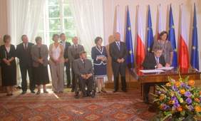 Pokaż zdjęcie: ustawa podpis (6).JPG