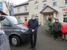 Pokaż zdjęcie: Uroczyste przekazanie auta,fot.P.O.W. Przystań