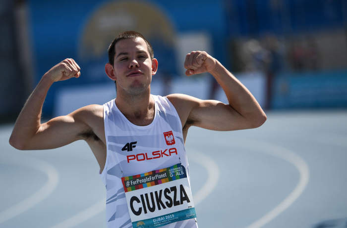 Pokaż zdjęcie: mężczyzna cieszący się ze zwycięstwa