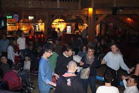 Zabawa andrzejkowa. Zdjęcie pochodzi ze zbiorów organizatora.