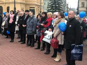 Pokaż zdjęcie: przedstawiciele władz lokalnych i organizacji pozarządowych
